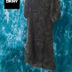 VESTIDO NEGRO MIDI CON BORDADOS DORADOS DKNY ( TARA DESCOSIDOS BORDADOS CUELLO )