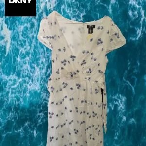 VESTIDO BLANCO LARGO MANGA CORTA CON FLORES AZULES BORDADAS DKNY