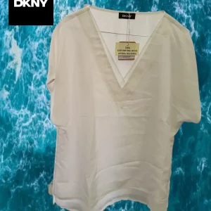 BLUSA BLANCA MANGA CORTA DKNY ( TARA COSTURA MAL HECHA LATERAL IZQUIERDO )