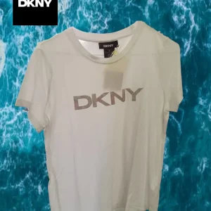 CAMISETA BLANCA MANGA CORTA CON LOGO DKNY ( TARA ROZADURA FRONTAL DERECHA )