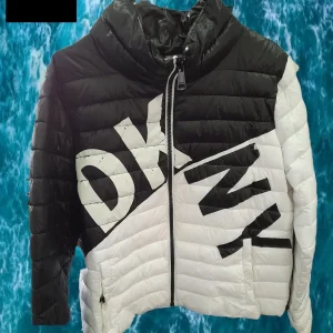 ANORAK BLANCO Y NEGRO DKNY ( TARA VINILO ESTROPEADO Y MANCHA PUÑO IZQUIERDO  )