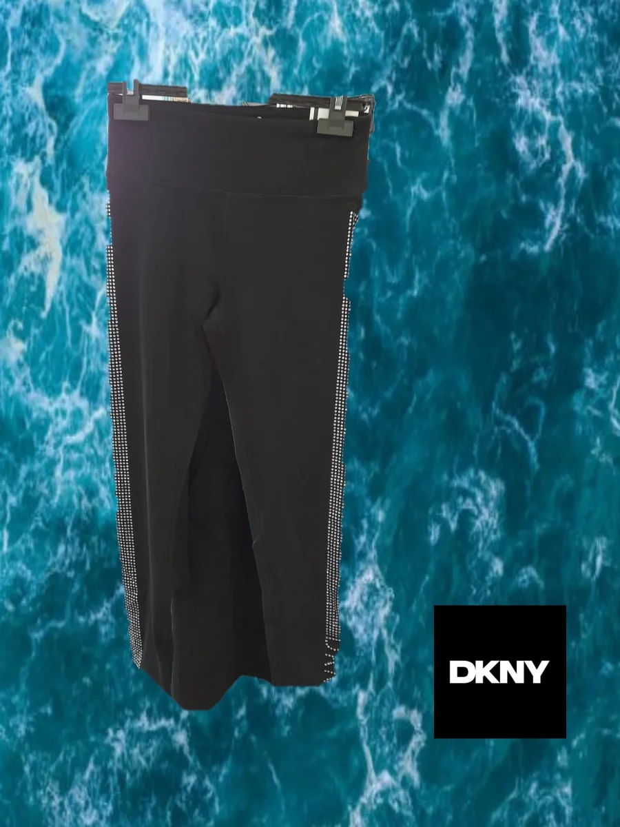 LEGGING NEGRO CON BRILLANTES EN LOS LATERALES DKNY ( TARA ROTURA PARTE TRASERA ) - Imagen 2
