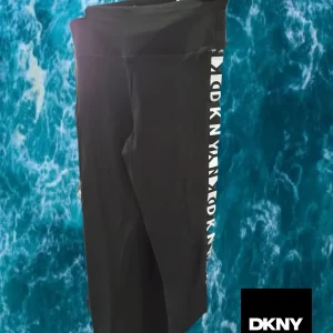 LEGGING NEGRO CON LOGO LATERAL DKNY ( TARA ROTURA DELANTERA )