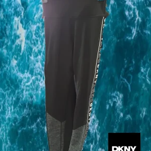 LEGGING NEGRO CON LOGO LATERAL DKNY ( TARA ROTURA TRASERA - MUSLO - )