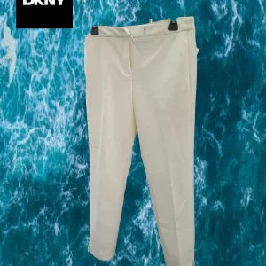 PANTALÓN BLANCO DE VESTIR DKNY ( TARA DESCOSIDO PIERNA LATERAL )