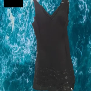 VESTIDO NEGRO LARGO DE FIESTA CON TIRANTES Y TELA TIPO MALLA Y LENTEJUELAS EN PARTE INFERIOR DKNY ( TARA DESCOSIDO PARTE TRASERA )