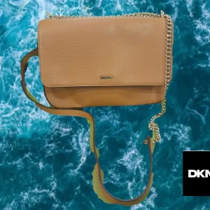 BOLSO MARRON MEDIANO  PIEL DKNY ( TARA DAÑADA PARTE SOLAPA IZQUIERDA )