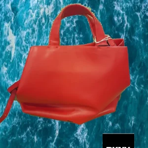 BOLSO GRANDE ROJO DE PIEL DKNY ( TARA ROCE EN ASA DE MANO Y MANCHA EN TARJETERO INTERIOR )