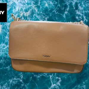 BOLSO PIEL MARRON PEQUEÑO DKNY ( TARA ROTURA PARTE DELANTERA ABAJO )