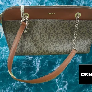BOLSO MEDIANO MARRON DE PIEL CON LOGO DKNY ( TARA DESGASTE EN ASA Y ENGANCHE DE CREMALLERA )