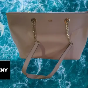 BOLSO ROSA GRANDE PIEL DKNY ( TARA PARTE DELANTERA SUCIA Y ASA DESGASTADA )