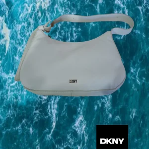 BOLSO PEQUEÑO BLANCO PIEL DKNY ( TARA MANCHAS EN VARIAS ZONAS )