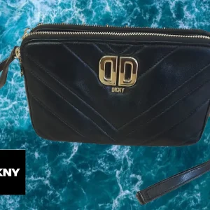 BOLSO PEQUEÑO NEGRO PIEL CON DOS COMPARTIMENTOS Y DETALLES EN DORADO DKNY ( TARA ENGANCHE ASA ROTO Y DETERIORO PARTE TRASERA )