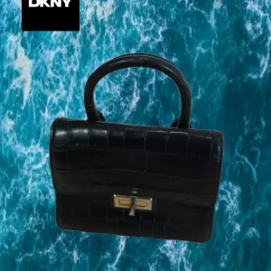BOLSO MINI NEGRO CON ESTAMPADO COCODRILO DKNY ( TARA FALTA ASA )