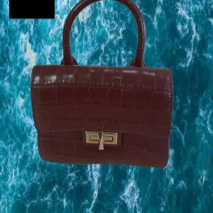 BOLSO MINI ROJO CON ESTAMPADO COCODRILO DKNY ( TARA FALTA ASA Y PIEL DETERIORADA EN PARTE DELANTERA )