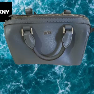 BOLSO MINI GRIS DE PIEL ( ROTURA ENGANCHE ASA Y FALTA ASA LARGA )