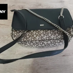 BOLSO MEDIANO BEIGE CON LOGO DKNY Y SOLAPA EN NEGRO ( TARA PEQUEÑA MARCA INTERIOR SOLAPA Y DETERIORADA ASA )