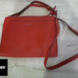 BOLSO MEDIANO ROJO PIEL CON DOBLE CREMALLERA Y ASA LARGA DKNY( TARA CORCHETE DERECHO NO CIERRA )