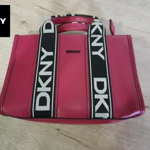 BOLSO PEQUEÑO ROSA PIEL DKNY ( TARA FALTA ASA LARGA Y TIENE MARCAS EN LA PARTE DELANTERA )