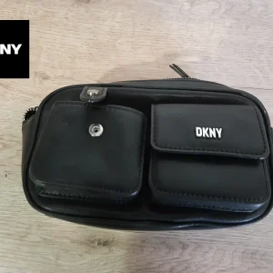 BOLSO PEQUEÑO NEGRO PIEL CON VARIOS COMPARTIMENTOS Y ASA DE TELA DKNY ( TARA ROTO BOTÓN BOLSILLO PEQUEÑO )