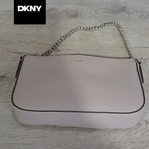 BOLSO PEQUEÑO ROSA CON ASA DE HOMBRO METÁLICA DKNY ( TARA MANCHA EN CREMALLERA )