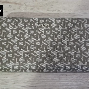 MONEDERO BEIGE CON ESTAMPADO DKNY