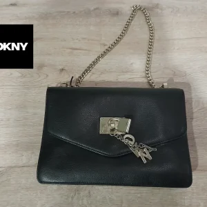 BOLSO MEDIANO NEGRO DE PIEL CON ASA LARGA DKNY ( TARA ENGANCHE Y COLGANTE DKNY DEFECTUOSO )