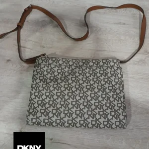 BOLSO MEDIANO BEIGE DE PIEL CON DOS COMPARTIMENTOS Y ESTAMPADO DKNY CON ASA LARGA