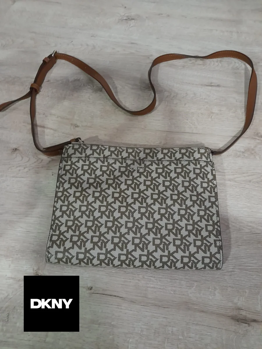 BOLSO MEDIANO BEIGE DE PIEL CON DOS COMPARTIMENTOS Y ESTAMPADO DKNY CON ASA LARGA