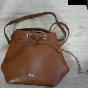 BOLSO PEQUEÑO ESTILO BOMBONERA MARRON DE PIEL CON ASA LARGA DKNY ( TARA DETERIORADA ASA LARGA Y CIERRE BOLSO )