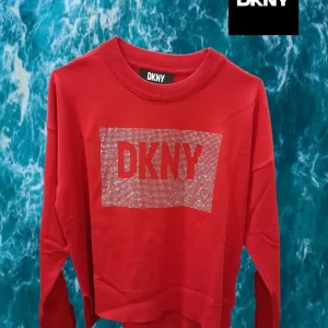JERSEY ROJO CON LOGO DKNY EN BRILLANTES