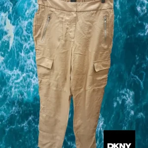 PANTALÓN BEIGE CON BOLSILLOS LATERALES Y CREMALLERA EN BOLSILLOS SUPERIORES DKNY