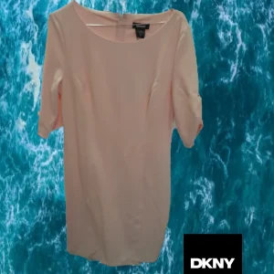 VESTIDO MIDI ROSA PALO CON MANGA FRANCESA DKNY ( TARA FALTAN ADORNOS MANGAS)