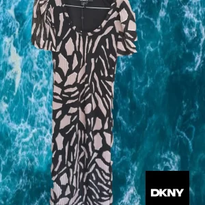 VESTIDO LARGO NEGRO DE PUNTO CON MANGA CORTA Y ESTAMPADO GEOMÉTRICO , CON BOTONES EN LATERALES DKNY ( TARA ENGANCHADO PARTE DELANTERA )