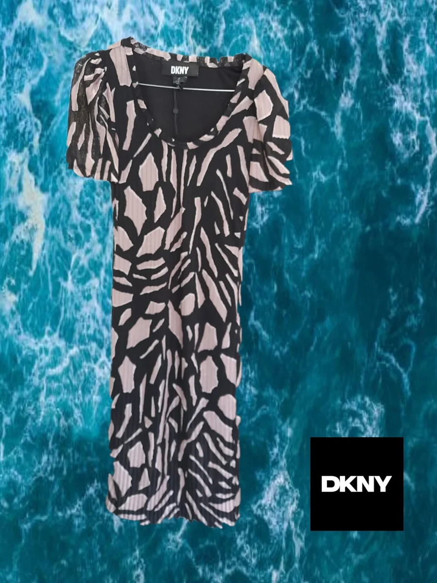 VESTIDO LARGO NEGRO DE PUNTO CON MANGA CORTA Y ESTAMPADO GEOMÉTRICO , CON BOTONES EN LATERALES DKNY ( TARA ENGANCHADO PARTE DELANTERA )