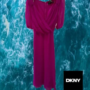 VESTIDO LARGO DE GASA FUCSIA Y MANGA CORTA DKNY ( TARA ENGANCHADO PARTE TRASERA )