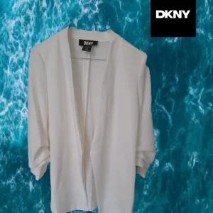 AMERICANA BLANCA MUJER LARGA CON MANGA FRUNCIDA DKNY ( TARA ENGANCHADO ZONA SUPERIOR DERECHA )