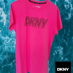 VESTIDO MIDI ESTILO CAMISETA ROSA CHICLE CON LOGO DKNY EN BRILLANTES Y MANGA CORTA ( TARA FALTAN BRILLOS EN LOGO )