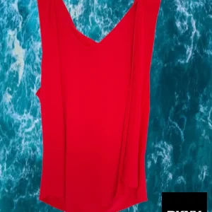 CAMISETA DE LICRA ROJA SIN MANGAS Y CON LAZO EN CUELLO DKNY ( TARA ENGANCHADO ZONA DELANTERA )