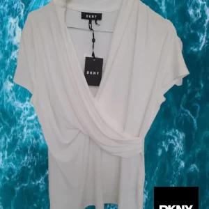 CAMISETA LICRA BLANCA CON FRUNCIDO MANGA CORTA DKNY ( TARA MANCHADO ZONA DERECHA CUELLO )