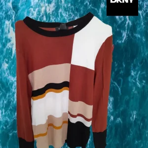 JERSEY MARRON CON ESTAMPADO GEOMETRICO ( TARA ETIQUETA MAL COSIDA ,POR FUERA )