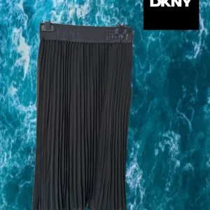FALDA NEGRA PLISADA CON CINTURA DE GOMA CON LOGO DKNY ( TARA CINTURA DESGASTADA )