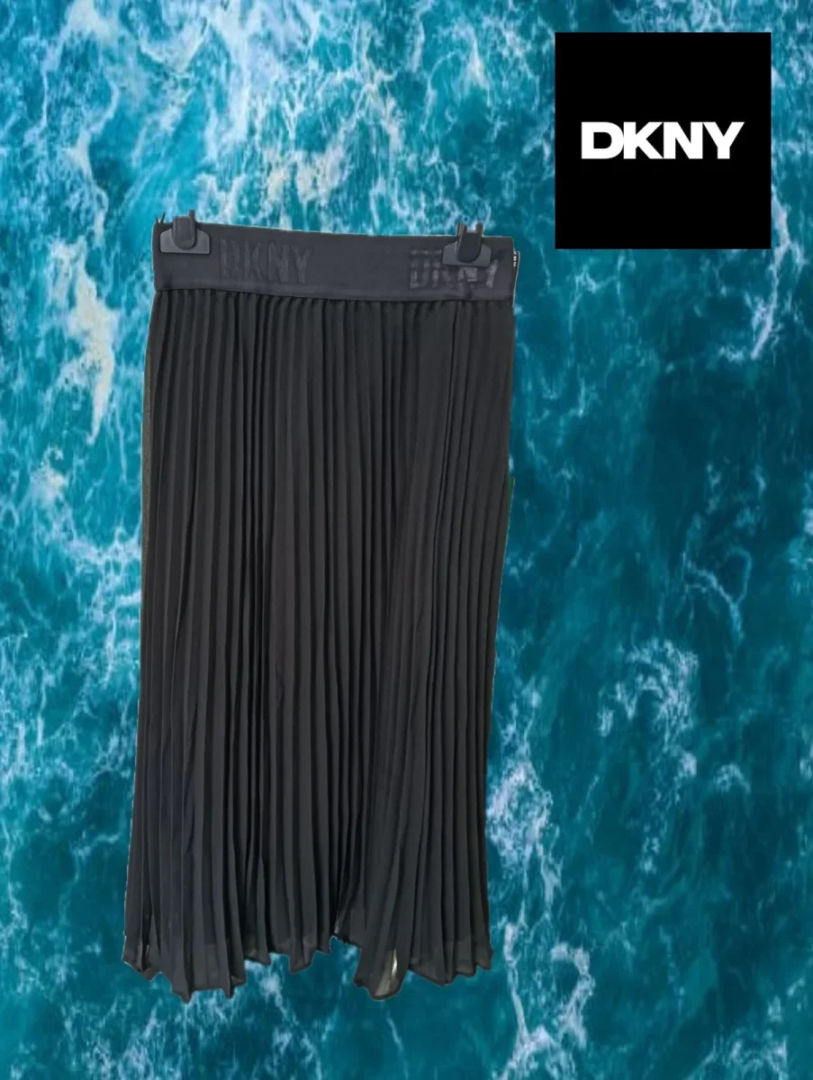 FALDA NEGRA PLISADA CON CINTURA DE GOMA CON LOGO DKNY ( TARA CINTURA DESGASTADA ) - Imagen 2