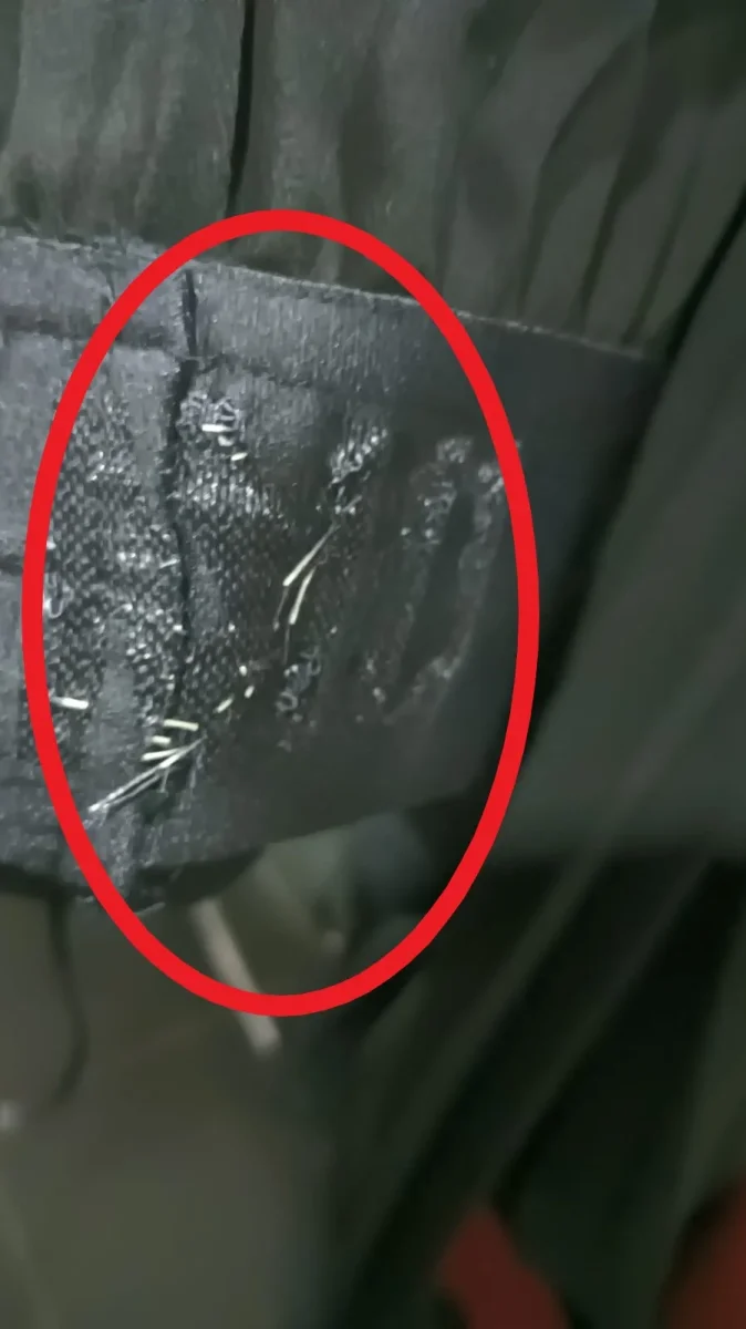 FALDA NEGRA PLISADA CON CINTURA DE GOMA CON LOGO DKNY ( TARA CINTURA DESGASTADA ) - Imagen 3