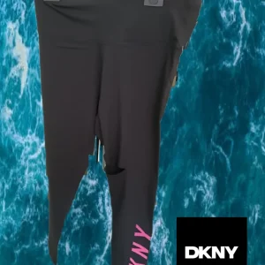 LEGGING NEGRO CON LOGO DKNY EN ROSA ( TARA RAJADO PIERNA ) PANTALÓN MUJER DE VESTIR BLANCO ( TARA ROTURA EN COSTURA )