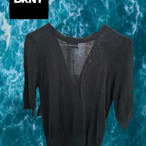 JERSEY NEGRO MANGA CORTA DKNY
