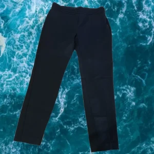 PANTALÓN AZUL MARINO DE VESTIR CON CINTURA Y DETALLE BORDADO
