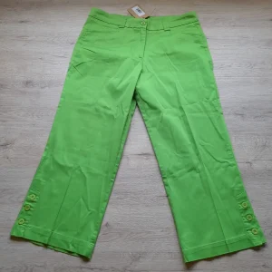 PANTALÓN ESTILO VAQUERO PIRATA CON BORDADO EN CINTURA SEÑORA