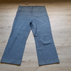PANTALÓN ESTILO VAQUERO PIRATA CON BORDADO EN CINTURA SEÑORA