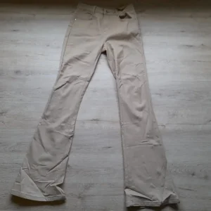 PANTALÓN BEIGE ELÁSTICO Y ACAMPANADO